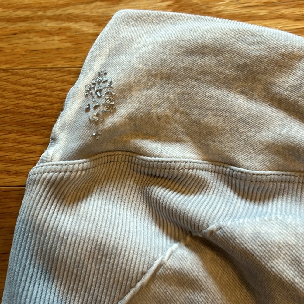 Free People Great Karma, ruched butt leggings. Ice grey gray, M/L - Picture 6 of 6